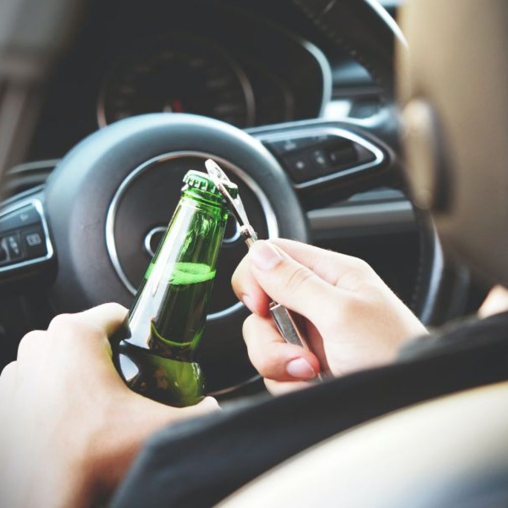 Prowadzenie pojazdu po spożyciu alkoholu – jakie grożą konsekwencje prawne?